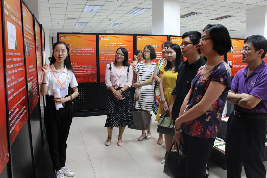 学工部党支部参观“笃行与薪传”专题展览