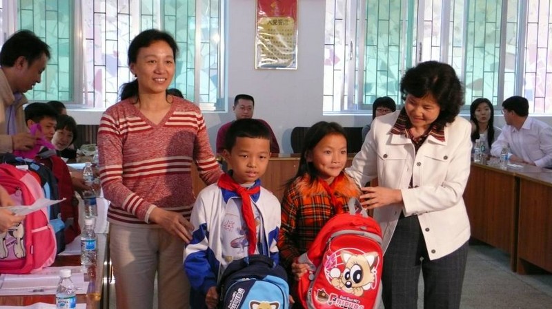 研究生院向三乡中学小学部学生捐赠学习用品