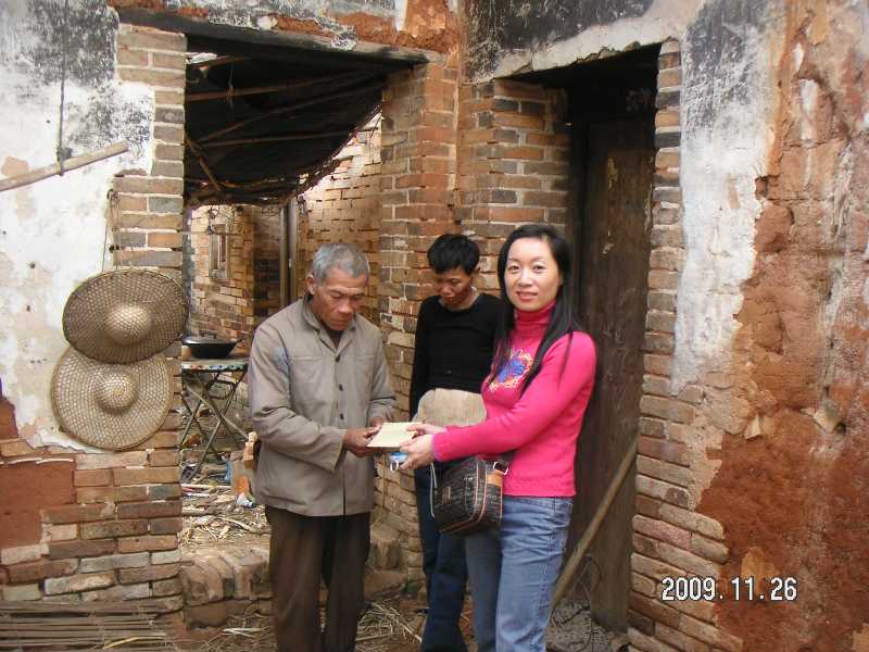 丁朝霞书记为困难户送上慰问金