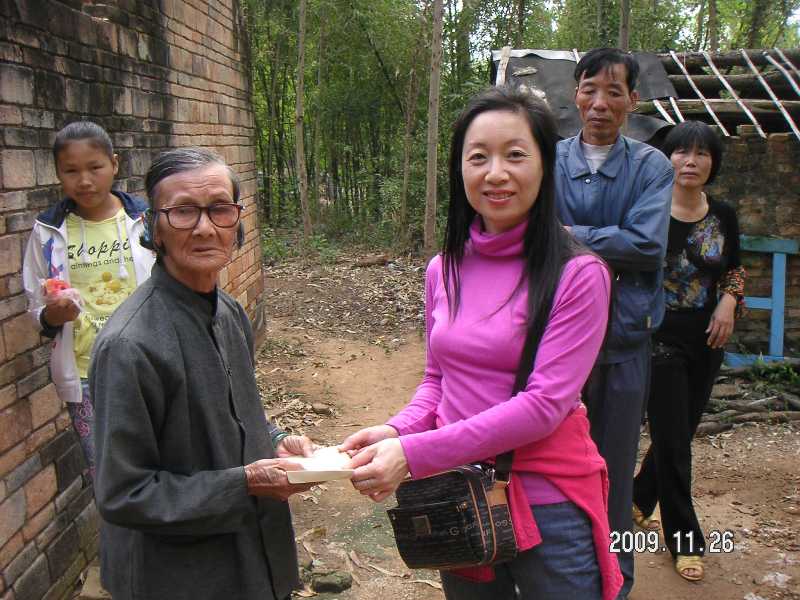 丁朝霞书记为困难户送上慰问金