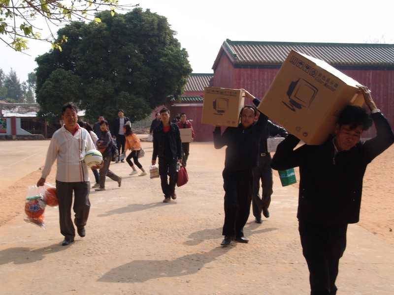 图1:给小学捐助电脑、学生文化、体育用品等