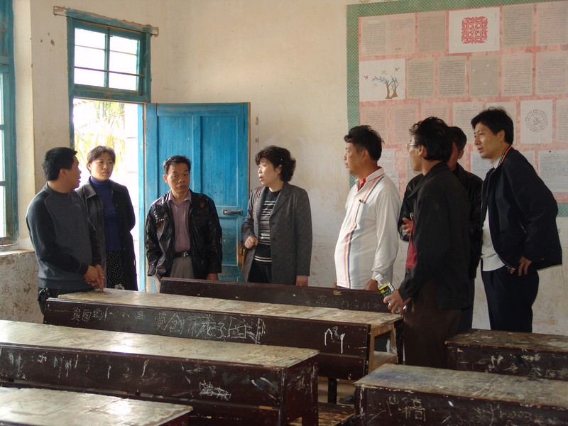 图2:恬神村小学黄校长介绍学校教学条件情况