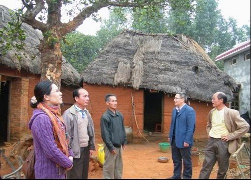 图书馆党支部一行探访慰问贫困党员胡生海家