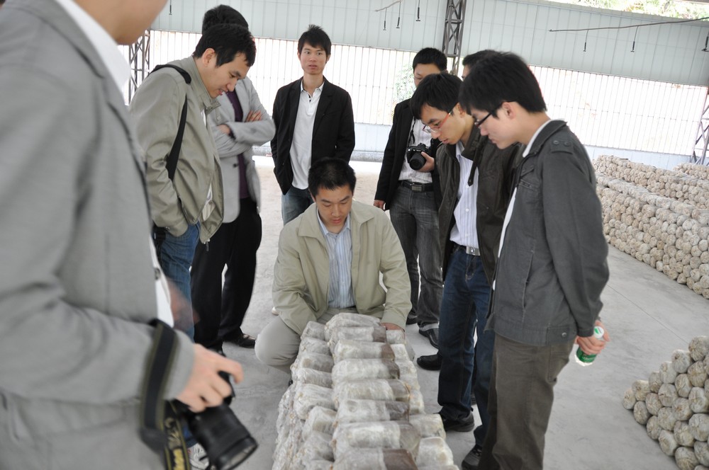 机关团委赴河源市紫金县琴口村开展扶贫慰问主题团日活动