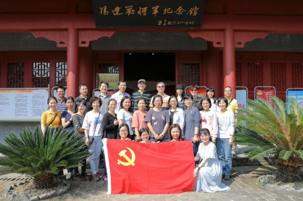 党员同志们参观东坡镇冯达飞故居
